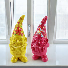 Lade das Bild in den Galerie-Viewer, Dekozwerg Flower Power Gelb oder Pink 20 cm Zwerg Gartenzwerg Polyresin Dekofigur
