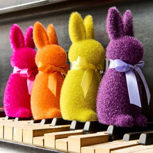 Lade das Bild in den Galerie-Viewer, 2er Set Osterhase Magenta Grün Kunststoff beflockt Dekohase Hase Osterdekoration modern
