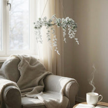 Lade das Bild in den Galerie-Viewer, Dekokranz hängend Grün Weiß Kunststoff 40 cm Kranz Winterkranz modern

