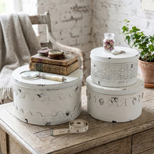 Lade das Bild in den Galerie-Viewer, 3er Set Deko Dosen rund Antikweiß Metall Eisen Shabby Chick Vintage Dekodosen
