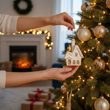 Lade das Bild in den Galerie-Viewer, Christbaumhänger Haus Glas Beige Silber 10 cm modern Christbaumschmuck Weihnachtsdekoration Deko Weihnachten
