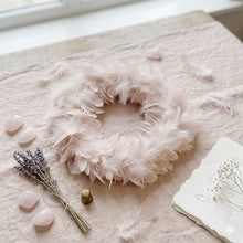 Lade das Bild in den Galerie-Viewer, Federkranz Beige Rosé 25 cm Dekokranz Osterdeko Deko Ostern Kranz
