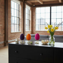 Lade das Bild in den Galerie-Viewer, 2er Set Deko Osterei auf Beinen Pink Kunststoff beflockt 12 cm modern Osterdeko
