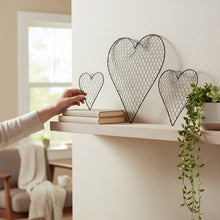 Lade das Bild in den Galerie-Viewer, 4er Set Dekoherzen Metall Braun Landhaus Drahtherzen Dekohänger Herz
