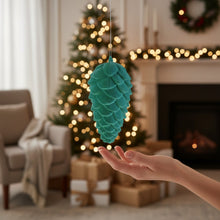 Lade das Bild in den Galerie-Viewer, Deko Tannenzapfen 20 cm Grün modern Kunststoff beflockt Zapfen Weihnachtsdeko Dekozapfen
