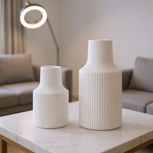 Lade das Bild in den Galerie-Viewer, Dekovase Rillen Weiß 14 cm modern Keramik Vase Tischvase Tisch Deko Keramikvase

