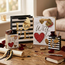 Lade das Bild in den Galerie-Viewer, 4er Set Geschenktasche Love Schwarz Weiß Rot Papier vers. Größen elegante Geschenkverpackung
