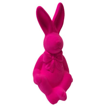 Lade das Bild in den Galerie-Viewer, Dekohase sitzend Pink 20 cm Dolomit beflockt Osterhase Hase Osterdeko
