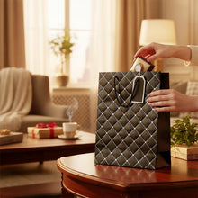 Lade das Bild in den Galerie-Viewer, 4er Set Geschenktasche Schwarz Silber Karo Papier mit Kordelgriff 32 cm elegante Geschenkverpackung
