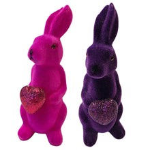 Lade das Bild in den Galerie-Viewer, Osterhase mit Herz Orange Lila Grün Magenta Kunststoff beflockt Dekohase Hase Osterdekoration modern
