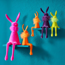 Lade das Bild in den Galerie-Viewer, Kantenhocker Osterhase Lila, Magenta oder Orange  Kunststoff beflockt modern Dekohase Osterdekoration Dekoration Ostern
