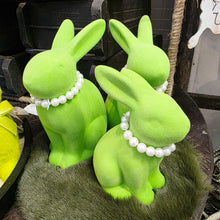 Lade das Bild in den Galerie-Viewer, 2er Set Osterhasen mit Perlenkette Lila, Grün oder Pink Steingut beflockt Dekohase Hase Osterdekoration modern

