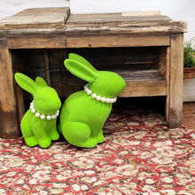 Lade das Bild in den Galerie-Viewer, 2er Set Osterhasen mit Perlenkette Lila, Grün oder Pink Steingut beflockt Dekohase Hase Osterdekoration modern
