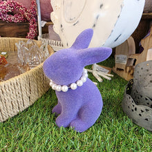 Lade das Bild in den Galerie-Viewer, 2er Set Osterhasen mit Perlenkette Lila, Grün oder Pink Steingut beflockt Dekohase Hase Osterdekoration modern
