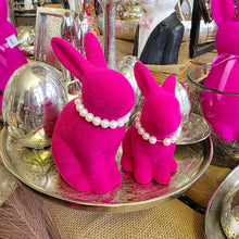 Lade das Bild in den Galerie-Viewer, 2er Set Osterhasen mit Perlenkette Lila, Grün oder Pink Steingut beflockt Dekohase Hase Osterdekoration modern
