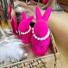 Lade das Bild in den Galerie-Viewer, 2er Set Osterhasen mit Perlenkette Lila, Grün oder Pink Steingut beflockt Dekohase Hase Osterdekoration modern
