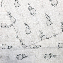 Lade das Bild in den Galerie-Viewer, Dekofigur Osterhase männlich od. weiblich Osterdekoration Weiß Polyresin Hasenfigur Hase
