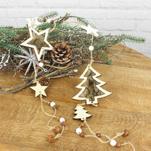 Lade das Bild in den Galerie-Viewer, 2er Set Weihnachtsgirlande Holz &amp; Fell Stern Baum
